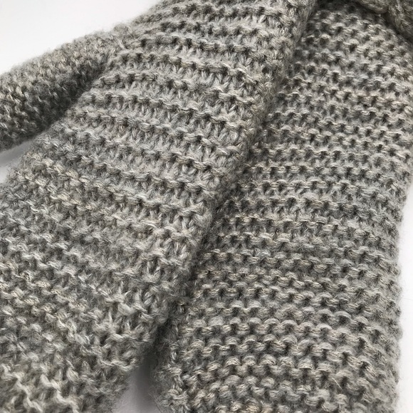 NWT H&M Women’s Grey Knit Mittens with Pom Poms - Picture 5 of 5